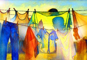 Hemd an Wäscheleine im Wind – Strom sparen im Alltag